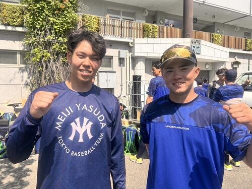 昨年東京6大学野球を沸かせた吉田(左)と山形の明治安田ルーキー2人がそろってスタメンに入り、勝利に貢献した(撮影･平山連)