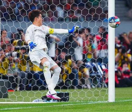 JリーグオールスターDAZNカップ　　3･4位決定戦　J1EAST対J1WEST PK戦、香川真司のシュートを阻むJ1EASTのGK西川周作(撮影･垰建太)