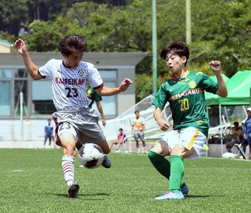 静岡学園対浜松開誠館　同点ゴールを決めた浜松開誠館･金子(左)は守備でも奮闘(撮影･前田和哉)