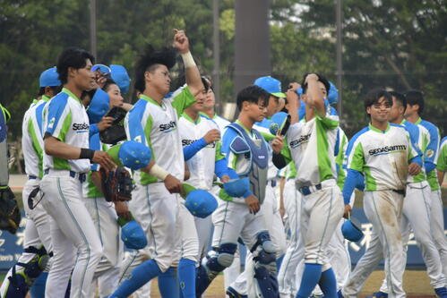 試合後に一塁側スタンドに集まった応援団にあいさつするセガサミーの選手ら(撮影･平山連)