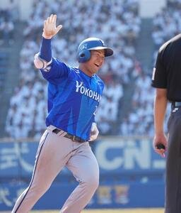 ロッテ対DeNA 2回表DeNA1死一、二塁、勝又温史は中越えに3点本塁打を放ち三塁をまわる(撮影･小沢裕)　