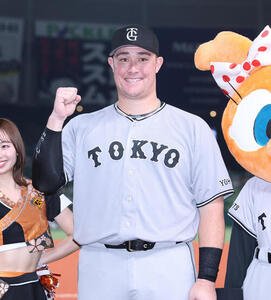 交流戦　西武対巨人　西武に勝利し、笑顔で写真に納まる巨人リチャード(撮影･河田真司)