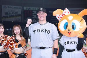 交流戦　西武対巨人　西武に勝利し、笑顔で写真に納まる巨人リチャード(撮影･河田真司)