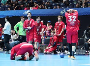リーグH　プレーオフ　準決勝　ジークスター東京対豊田合成名古屋　敗戦し悔しそうな表情を見せるジークスター東京の選手たち(撮影･鈴木正人)
