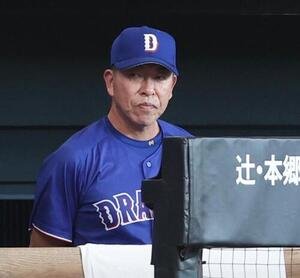 日本ハム｣対中日　試合を見つめる井上一樹監督(撮影･黒川智章)