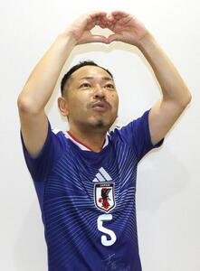 長友佑都のものまねをするムッチー鈴木(撮影･栗林真菜)