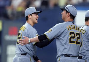 オリックス対阪神　オリックスに勝利し、藤川球児監督(右)とタッチを交わす阪神木下里都(撮影･前田充)