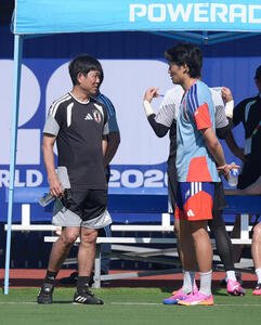 公式練習前、会話を交わす森保一監督(左)と町野修斗(撮影･足立雅史)
