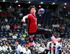 リーグH　プレーオフ　準決勝　ブレイヴキングス刈谷対レッドトルネード佐賀　後半、シュートを放つブレイヴキングス刈谷岡本翔馬(撮影･鈴木正人)