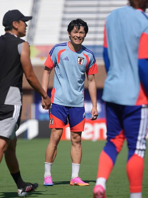 公式練習で笑顔を見せる町野修斗(撮影･足立雅史)