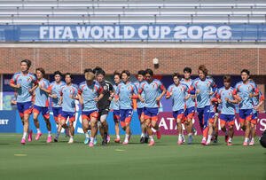 公式練習で調整する日本代表板倉滉(左端)ら(撮影･足立雅史)