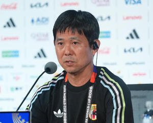 公式会見で神妙な表情を見せる森保一監督(撮影･足立雅史)