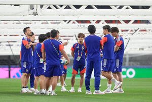オランダ戦の行われるダラススタジアムのピッチを確認し笑顔を見せる久保建英(中央)ら(撮影･足立雅史)