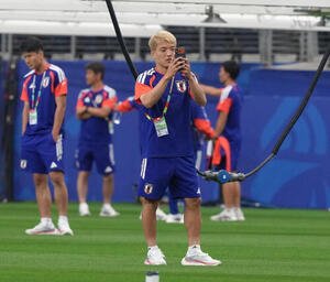 オランダ戦の行われるダラススタジアムのピッチを撮影する堂安律(撮影･足立雅史)