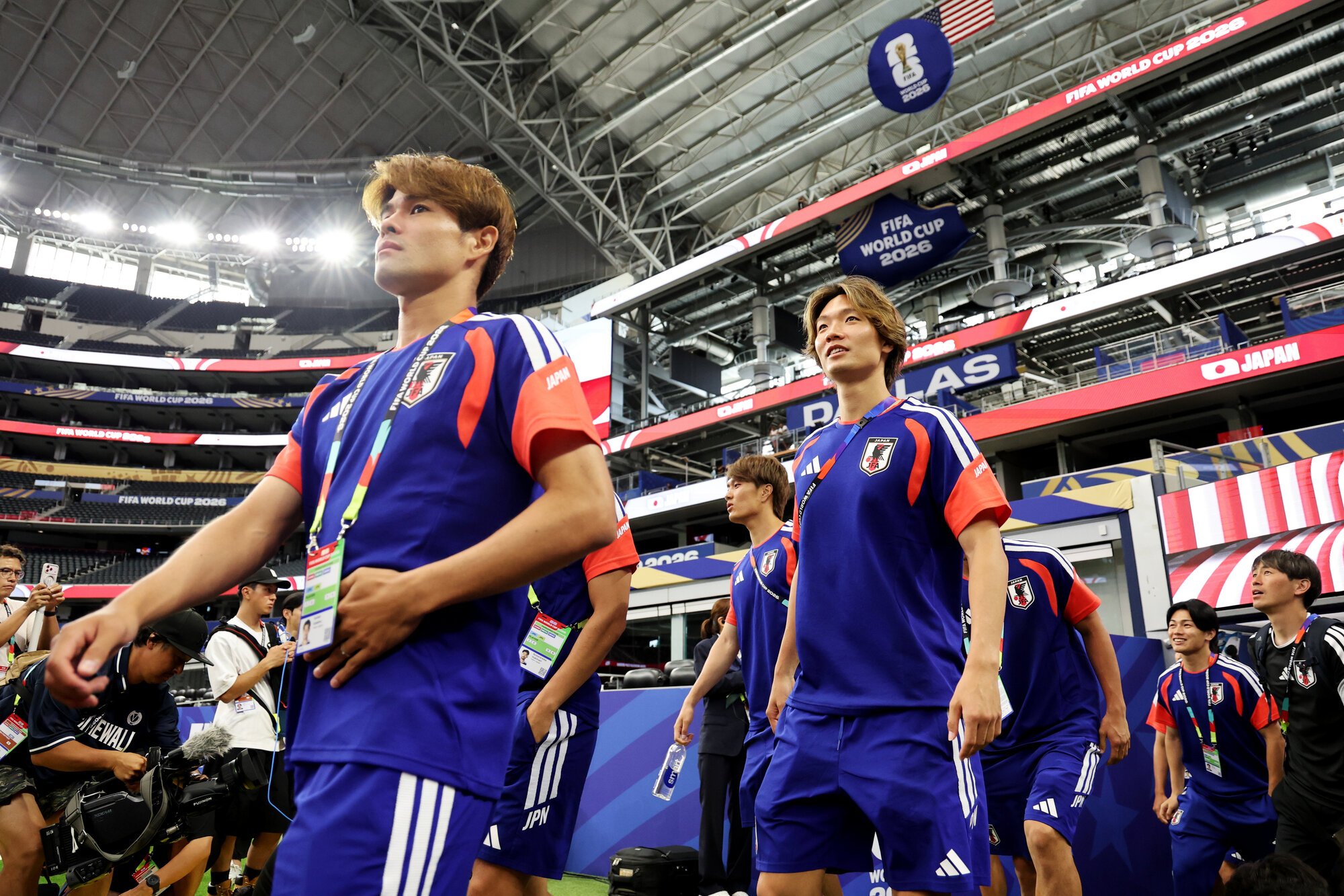 サッカーワールドカップ北中米大会初戦となるオランダとの試合を翌日に控え、スタジアムを下見する日本代表の佐野海舟(左)、板倉滉(中央)ら=内田光撮影