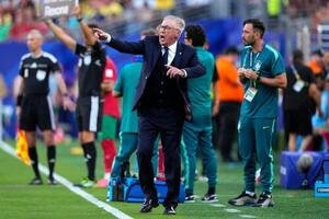 ブラジル－モロッコ　指示を出すブラジルのアンチェロッティ監督(AP)