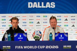 前日会見をするオランダ代表デ･ヨング(左)とクーマン監督(AP)