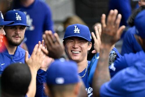 降板後、ベンチで仲間とタッチするドジャース山本由伸(AP)