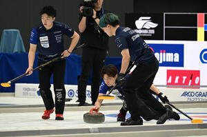 日本カーリング選手権大会横浜大会2026　男子決勝　SC軽井沢クラブ対LOCOSOLARE　第2エンド、ショットを放つSC軽井沢クラブ栁沢李空(中央)(撮影･千葉一成)