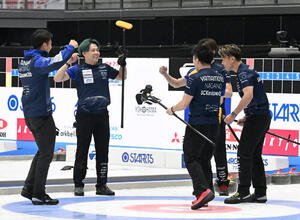 男子決勝　ロコ･ソラーレを破り大会2連覇を果たし、喜ぶSC軽井沢クラブの小泉聡(左から2人目)ら(撮影･千葉一成)
