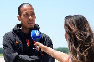 カンザスシティに到着しメディアの取材を受けるオランダ代表ファン･ダイク(AP)6月9日