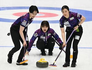 日本カーリング選手権大会横浜大会2026　女子決勝　SC軽井沢クラブ対北海道銀行　第1エンド、ショットを放つ仁平美来。左は中島未琴、右は山本冴(撮影･千葉一成)