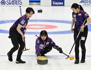 日本カーリング選手権大会横浜大会2026　女子決勝　SC軽井沢クラブ対北海道銀行　第1エンド、ショットを放つ仁平美来。左は中島未琴、右は山本冴(撮影･千葉一成)