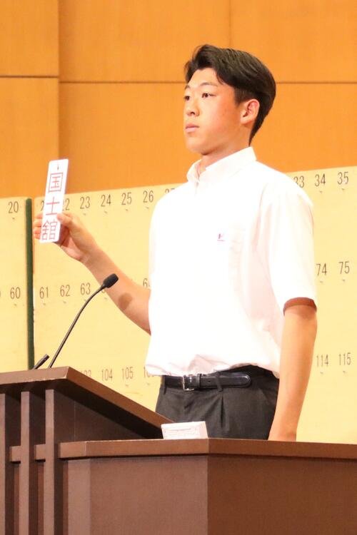 高校野球東西東京大会　抽選会にて1番を引く国士舘･村尾倫太郎(撮影･栗林真菜)