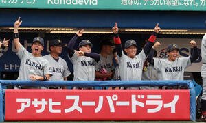 全日本大学野球選手権決勝　関大対慶大　4回表関大1死一、二塁、森内大奈の適時打で喜ぶ関大ナイン(撮影･柴田隆二)