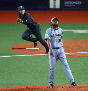 オリックス対阪神　10回裏オリックス2死一、三塁、ラファエル･ドリスは山中稜真に左越えサヨナラ適時打を打たれる(撮影･加藤哉)