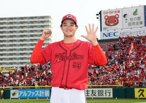 楽天対広島　5勝目の広島岡本駿は応援団を背に笑顔で｢5｣のポーズ(撮影･浅見桂子)＝2026年6月14日