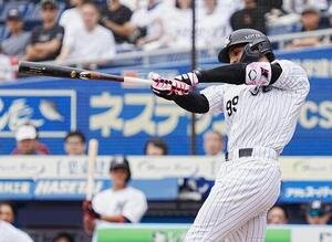 ロッテ対DeNA 2回裏ロッテ無死、ネフタリ･ソトは左越えに先制ソロ本塁打を放つ(撮影･小沢裕)