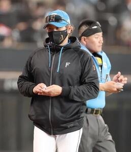 日本ハム対中日　投手交代を告げる新庄剛志監督(撮影･黒川智章)＝2026年6月14日