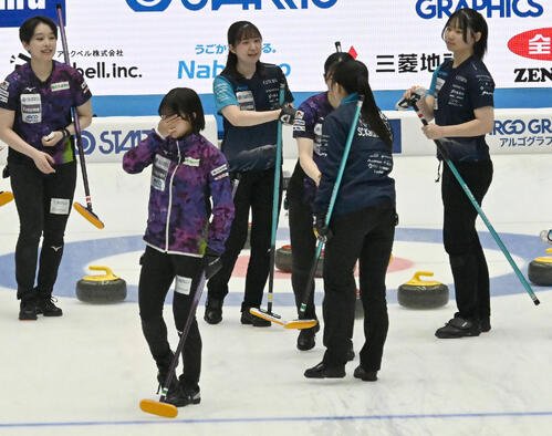 SC軽井沢クラブ対北海道銀行　優勝を決め喜ぶSC軽井沢クラブを背に悔し泣きする北海道銀行の仁平美来(左から2人目)(撮影･千葉一成)