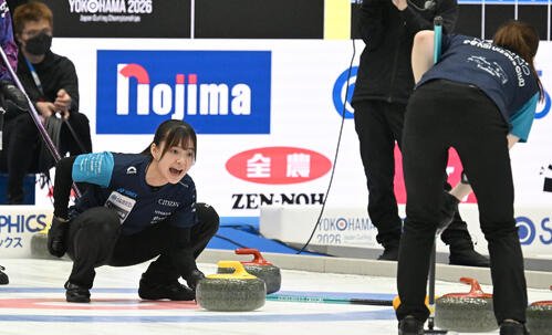 日本カーリング選手権大会横浜大会2026　女子決勝　SC軽井沢クラブ対北海道銀行　第4エンド、指示を出すSC軽井沢クラブの上野美優(左)(撮影･千葉一成)