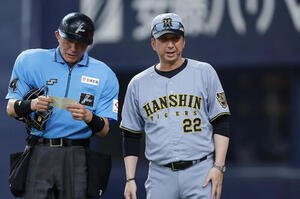 オリックス対阪神　5回表を終え、投手交代を告げた阪神藤川球児監督(撮影･前田充)