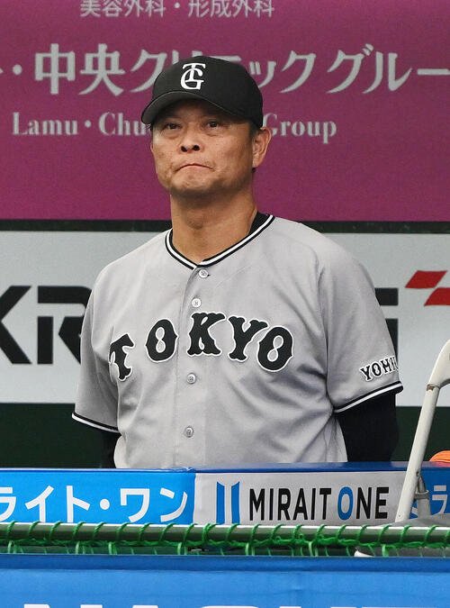 西武対巨人　戦況を見守る巨人橋上秀樹監督代行(撮影･滝沢徹郎)