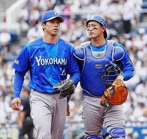 ロッテ対DeNA 1回の投球を終えベンチへ引き揚げるDeNA先発の尾形崇斗。右は松尾汐恩(撮影･小沢裕)