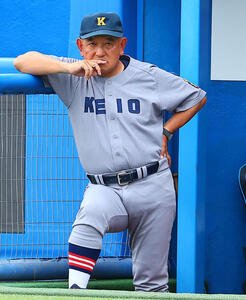 全日本大学野球選手権　決勝　関大対慶大　試合を見つめる慶大･堀井哲也監督(撮影･野上伸悟)