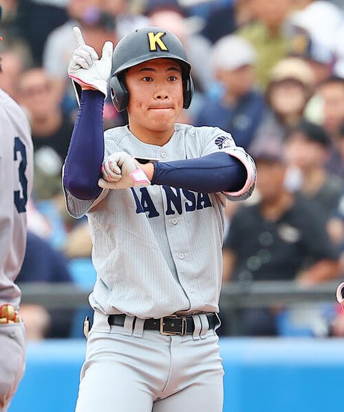 全日本大学野球選手権　決勝　関大対慶大　4回表関大1死一、二塁、先制適時安打を放ち喜ぶ森内大奈(撮影･野上伸悟)