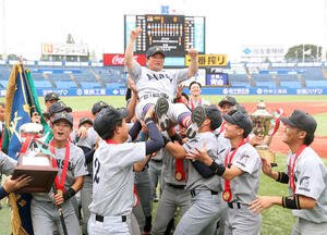 関大対慶大　優勝した関大ナインは小田洋一監督を胴上げする(撮影･柴田隆二)