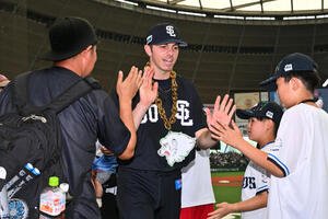 西武対巨人　試合後、ファンとタッチを交わす西武アラン･ワイナンス(中央)(撮影･滝沢徹郎)