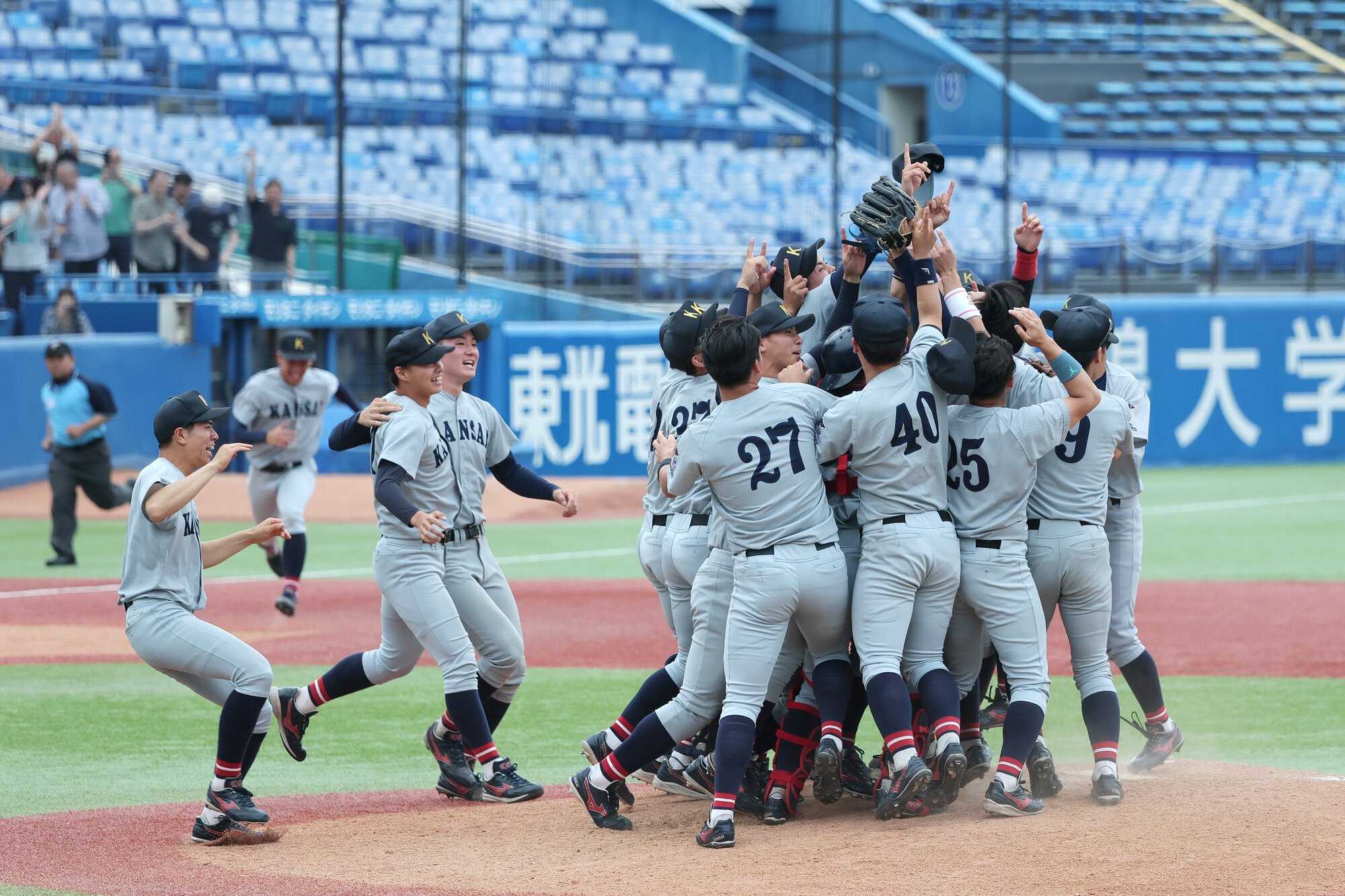 第75回全日本大学野球選手権記念大会の決勝で慶応大を破り、54年ぶり3度目の優勝をはたし喜ぶ関西大の選手たち=瀬戸口翼撮影
