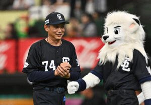 西武対巨人　試合に勝利し笑顔の西武西口文也監督(撮影･滝沢徹郎)