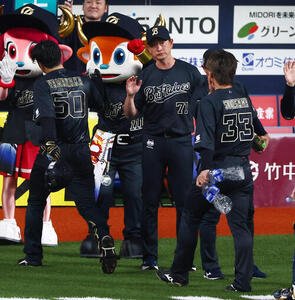 オリックス対阪神　阪神にサヨナラ勝利を決めナインを迎えるオリックス岸田護監督(撮影･加藤哉)