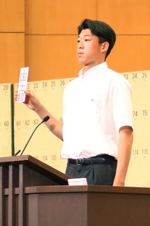 高校野球東西東京大会　抽選会で1番を引く国士舘･村尾倫太郎(撮影･栗林真菜)