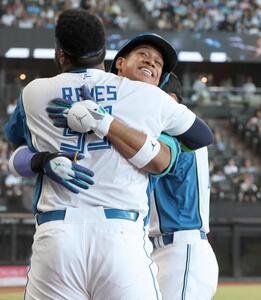 日本ハム対中日　6回裏、本塁打を放ちレイエスと抱き合う万波中正(撮影･黒川智章)