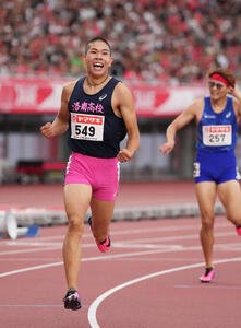 第110回日本陸上競技選手権大会　男子400メートル障害決勝で優勝した後藤大樹(左)(撮影･森本幸一)