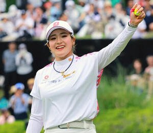 18番、ウイニングパットを決め喜ぶ桑木志帆(撮影･上山淳一)
