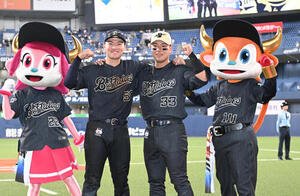 オリックス対阪神　ヒーローのオリックス山中稜真(左)と杉沢龍は肩を組んでガッツポーズ(撮影･和賀正仁)